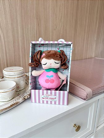 Boneca Mini Com Caixa Angela Frutas Cerejinha