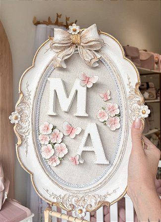 Enfeite de porta maternidade flores e borboletas com iniciais