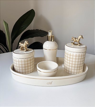 Kit higiene bege com xadrez aplique cavalo dourado com filete de ouro 5 peças