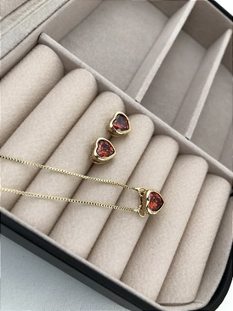 Conjunto de coração pedra embutida vermelha/verde