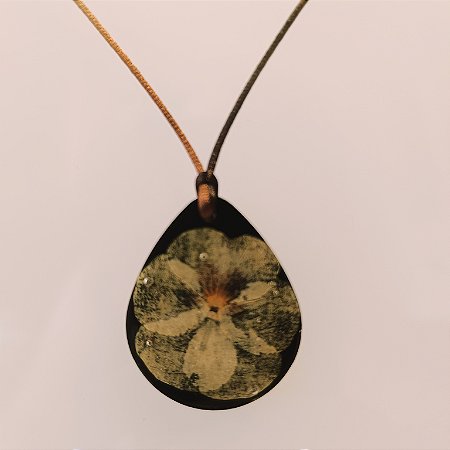 Colar "Amor Perfeito- Fundo Preto " A