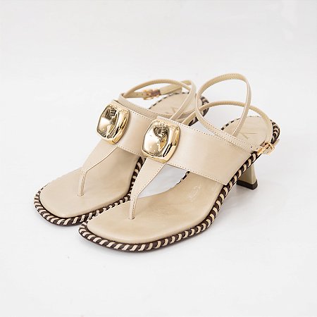 SANDALIA COURO DETALHE METAL