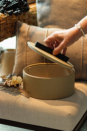 Caixa decorativa em couro sintético 21 cm de diâmetro.
