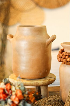 Vaso rústico de cerâmica feito a mão, argila. 23 alt x 24larg x 14 boca ( nem sempre são iguais)