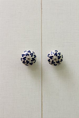 Puxador de Porcelana Off-white com coração azul marinho 2 voltas