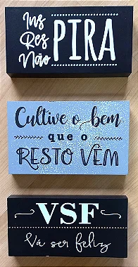 Placa monocromática com frase