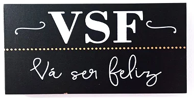 Placa monocromática com frase