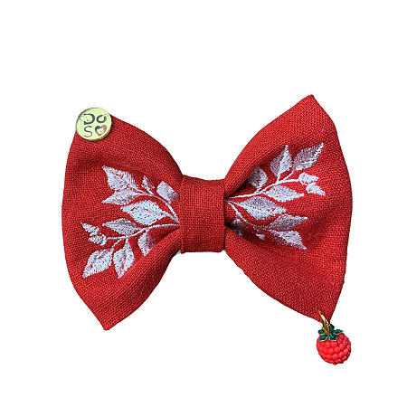 Lacinho vermelho com flores e berloque surpresa