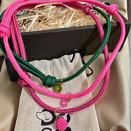 Super Shinebox colar verde, pink e rosa neon com berloque supresa