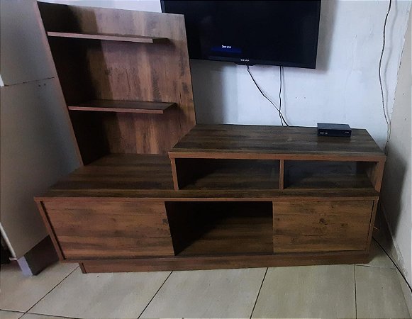 rack de  sala na  cor  areia  com 2 portas de correr  2 prateleiras  suporta ate tv de 39' em pé no móvel