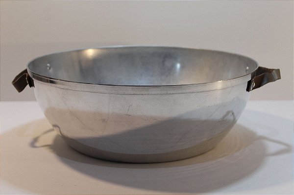 Bacia de Metal Prateado com Alça de Couro