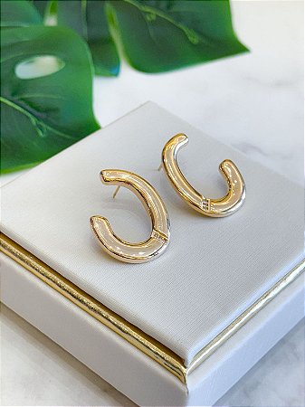 Brinco Liso dourado com detalhes em zircônias