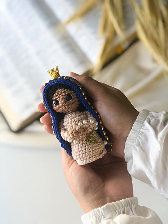 Mini Santinha em amigurumi