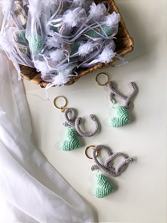 Chaveiro tricotin - Inicial letra + coração de Amigurumi