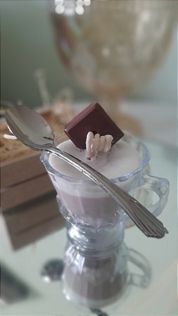 Vela aromática em xícara em grãos de café ou achocolatado