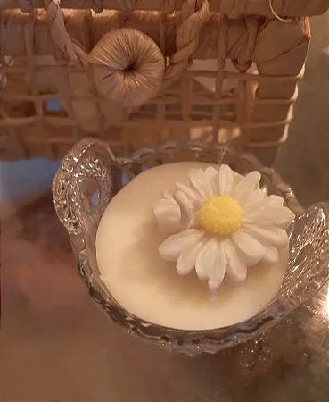 Kit de caixa de palha pequena  com vela margarida