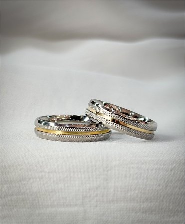 Par de Aliança Aço Recartilhada com filete ouro