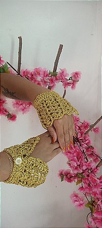 Punhos de crochê dourado