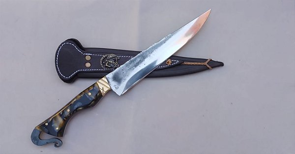 FACA ARTESANAL PÁTRIA AMADA EM AÇO CARBONO 4 MM - 08 POL. /  CABO ACRÍLICO / BAINHA COURO