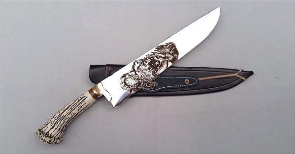 FACA ARTESANAL INOX 3 MM - 10 POL. / CABO RESINA/CERVO C/ METAL DOURADO / BAINHA COURO