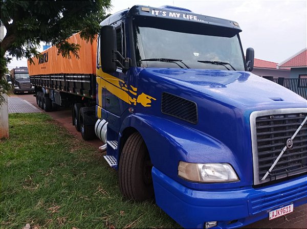 Caminhão Volvo NH 380 engatado