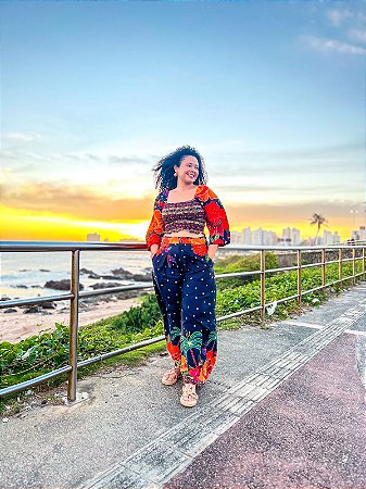 CALÇA PANTALONA ÁGATA - PRAIA URBANA -AZUL COM DETALHES COLORIDOS - VISCOSE PRÉ LAVADO