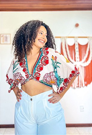 CROPPED MORCEGO - PRAIA URBANA -OFF COM DETALHES COLORIDOS - VISCOSE PRÉ LAVADO