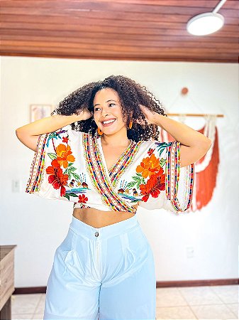 CROPPED MORCEGO - PRAIA URBANA -OFF COM DETALHES COLORIDOS - VISCOSE PRÉ LAVADO