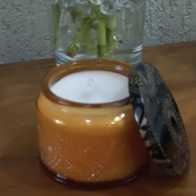 Vela aromática 110g apple  e musk cor laranja