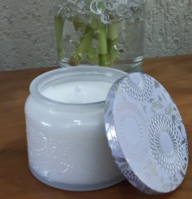 Vela aromática 110g apple  e musk cor branca
