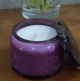Vela aromática 110g apple  e musk cor roxa