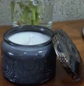 Vela aromática 110g apple  e musk cor azul