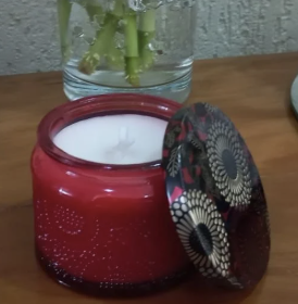 Vela aromática 110g apple  e musk cor vermelha