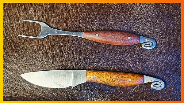 Conjunto Faca e Garfo Artesanal Bertolot com Bainha | Aço Carbono 1075 Fulltang e Cabo em Pau-Brasil