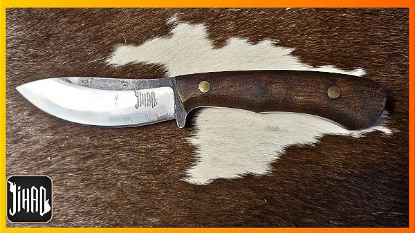 Cuteleiro Jihad - Faca Artesanal Skinner em Aço 1070 com Cabo em Carvalho do Cerrado