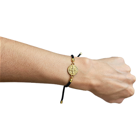 Pulseira Ajustável da Medalha de São Bento com Fio Preto e Pingente Dourado