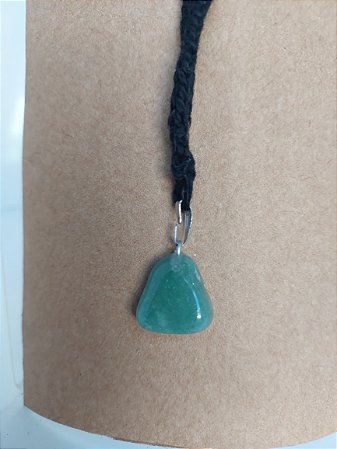 Colar em crochê com pingente quartzo verde