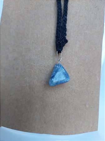 Colar em crochê e pingente quartzo azul