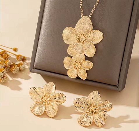 Conjunto colar e brincos aço inox banhado a ouro flor