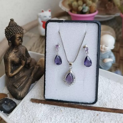 Conjunto colar e brincos banhado a ouro com zirconias lilás