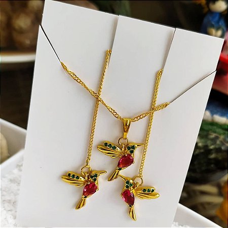Conjunto Brincos + Colar beija-flor rosa banhado a ouro amarelo