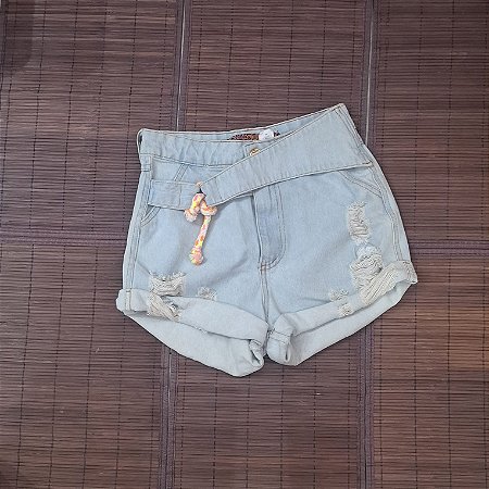 Short jeans com cinto colorido
