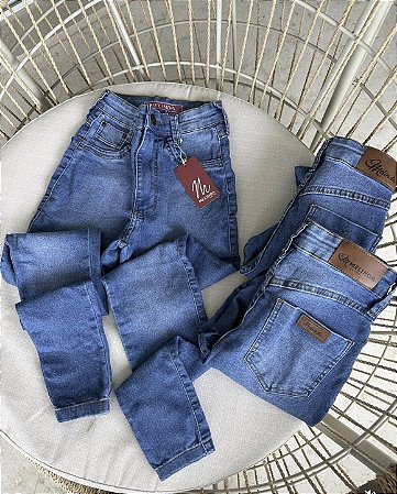 Calça skinny com elastano.