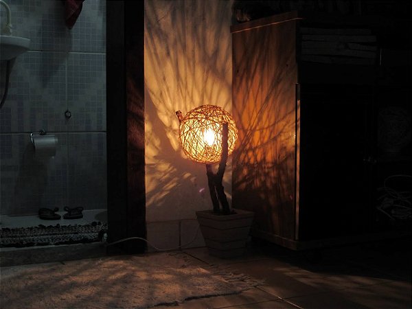 Luminária Raiz de Jabuticaba – Peça Autoral em Madeira Natural