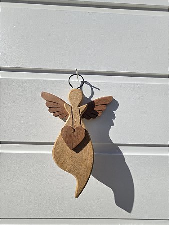 Anjo parede com colar de coração