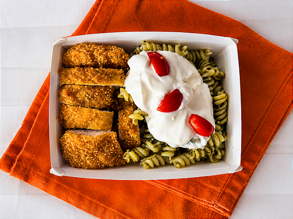 Frango Empanado com Macarrão ao Pesto com Sour Cream e Tomate Cereja - 200g ou 350g