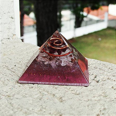 Orgonite Pirâmide da Energia Yin, Despertar do Sagrado Feminino 4,5 cm - Granada e Cristal