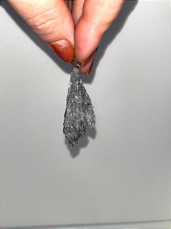 Pingente de Cianita Preta (Vassoura de Bruxa) - Proteção, Afasta energia negativa