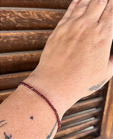 Pulseira Granada 2mm Multifacetada – Magnetismo e Brilho Pessoal, Libido, paixão