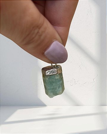 Pingente Água Marinha Bruta Base Prateada - Pedra da Ansiedade, Calma Profunda